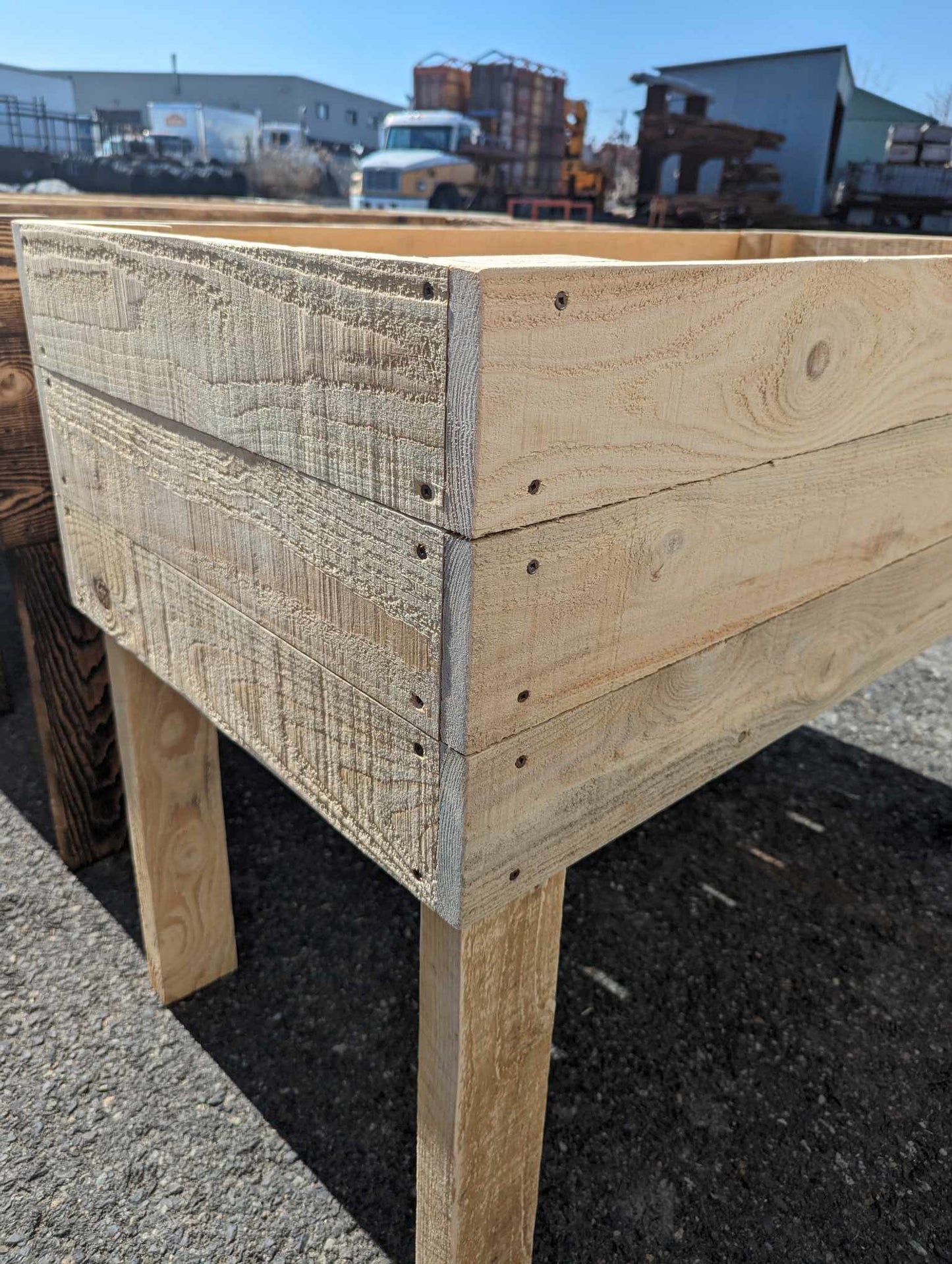 Bac de jardinage en pruche, dimension de 2' de large par 4 à 6 pied de long. Hauteur de 36" et profondeur du bac de 15" Pattes massive en 2x4 Polythène à l'intérieur du bac Le tout entièrement en pruche Différends formats aussi disponible sur commande.