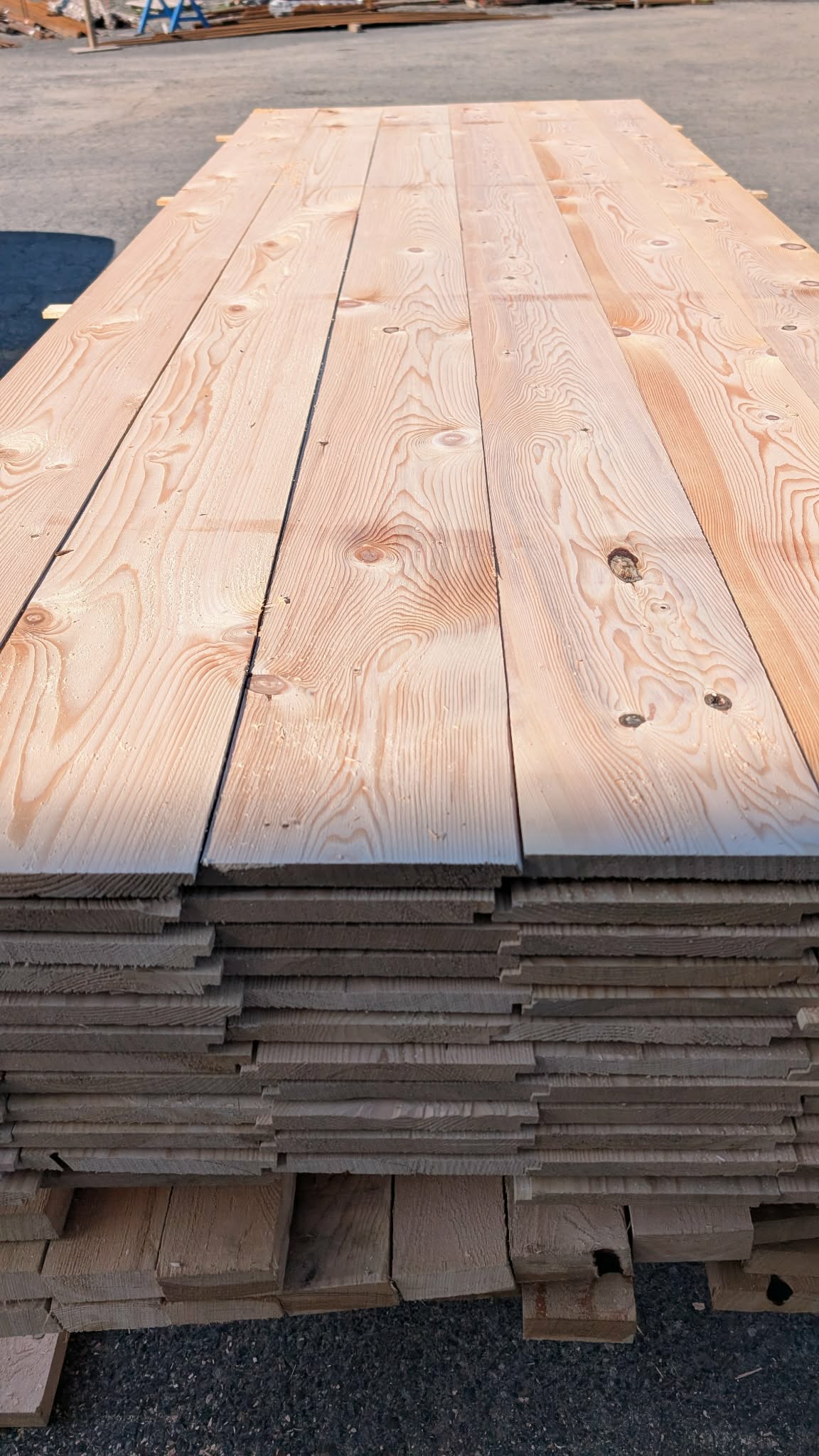 Planches embouvettées (mi-joint) dispo dans les finies/dimensions suivantes. 2,30$ le pied carré dans le 1x5 fini rough. 2,50$ dans le 1x5 fini plané 1 face. 2,50$ le pied carré 1x6 ou 1x8 fini rough. 2,75$ le pied carré 1x6 ou 1x8 fini plané 1 face.