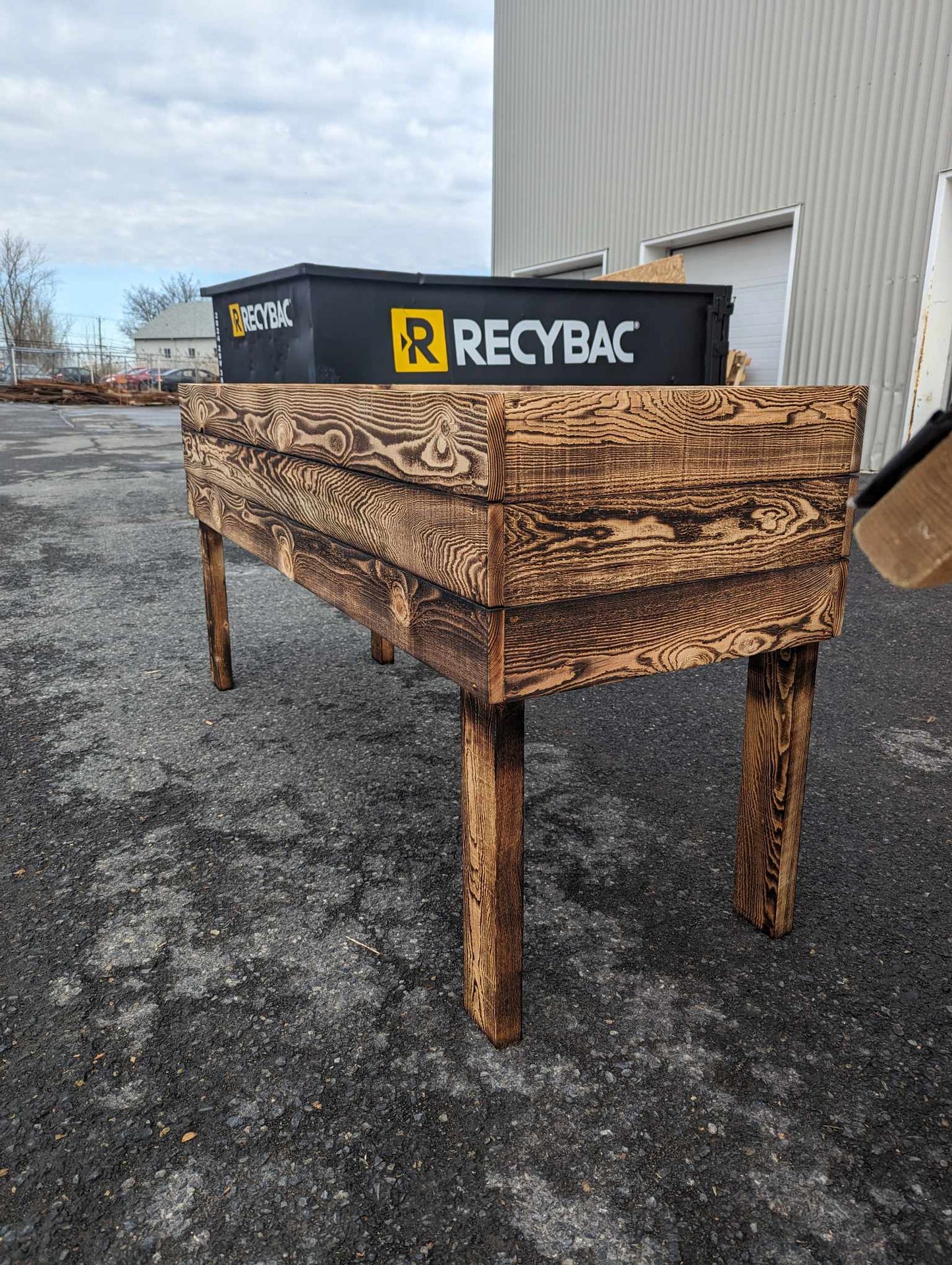 Bac de jardinage en pruche, dimension de 2' de large par 4 à 6 pied de long. Hauteur de 36" et profondeur du bac de 15" Pattes massive en 2x4 Polythène à l'intérieur du bac Le tout entièrement en pruche Différends formats aussi disponible sur commande.