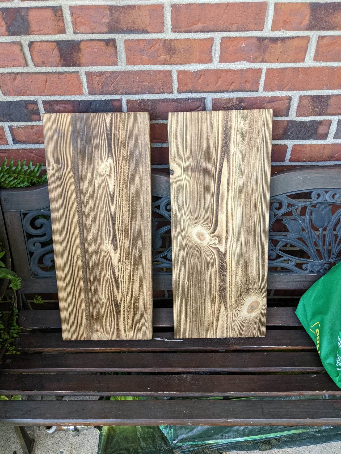 Tablette massive en pruche. Tablette de 2" d'épaisseur par 10" de largeur. Disponible avec le fini naturel ou brulé à la torche. Le tout sablé et huilé.