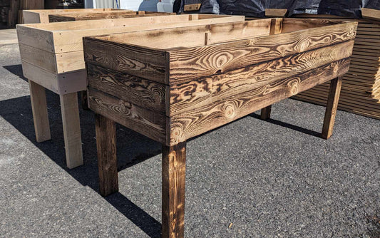 Bac de jardinage en pruche, dimension de 2' de large par 4 à 6 pied de long. Hauteur de 36" et profondeur du bac de 15" Pattes massive en 2x4 Polythène à l'intérieur du bac Le tout entièrement en pruche Différends formats aussi disponible sur commande.