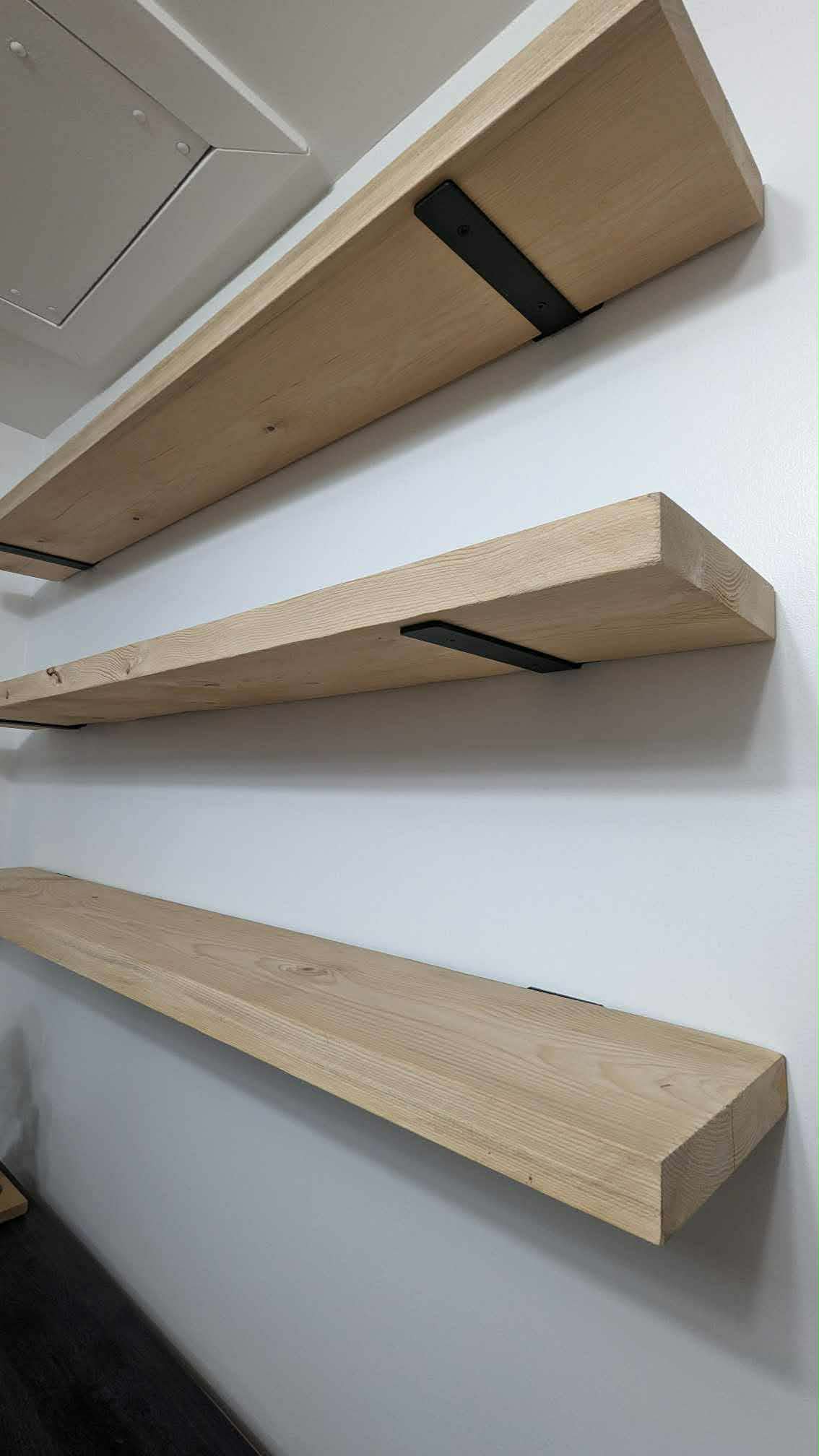 Tablette massive en pruche.  Épaisseur de 1 3/4" et largeur de 9 3/4"  Disponible dans le fini sablé ou plané.  Possible d'avoir le fini brûlé à la torche avec supplément.  10$ le pied linéaire.  Autres largeurs aussi disponibles sur commande.