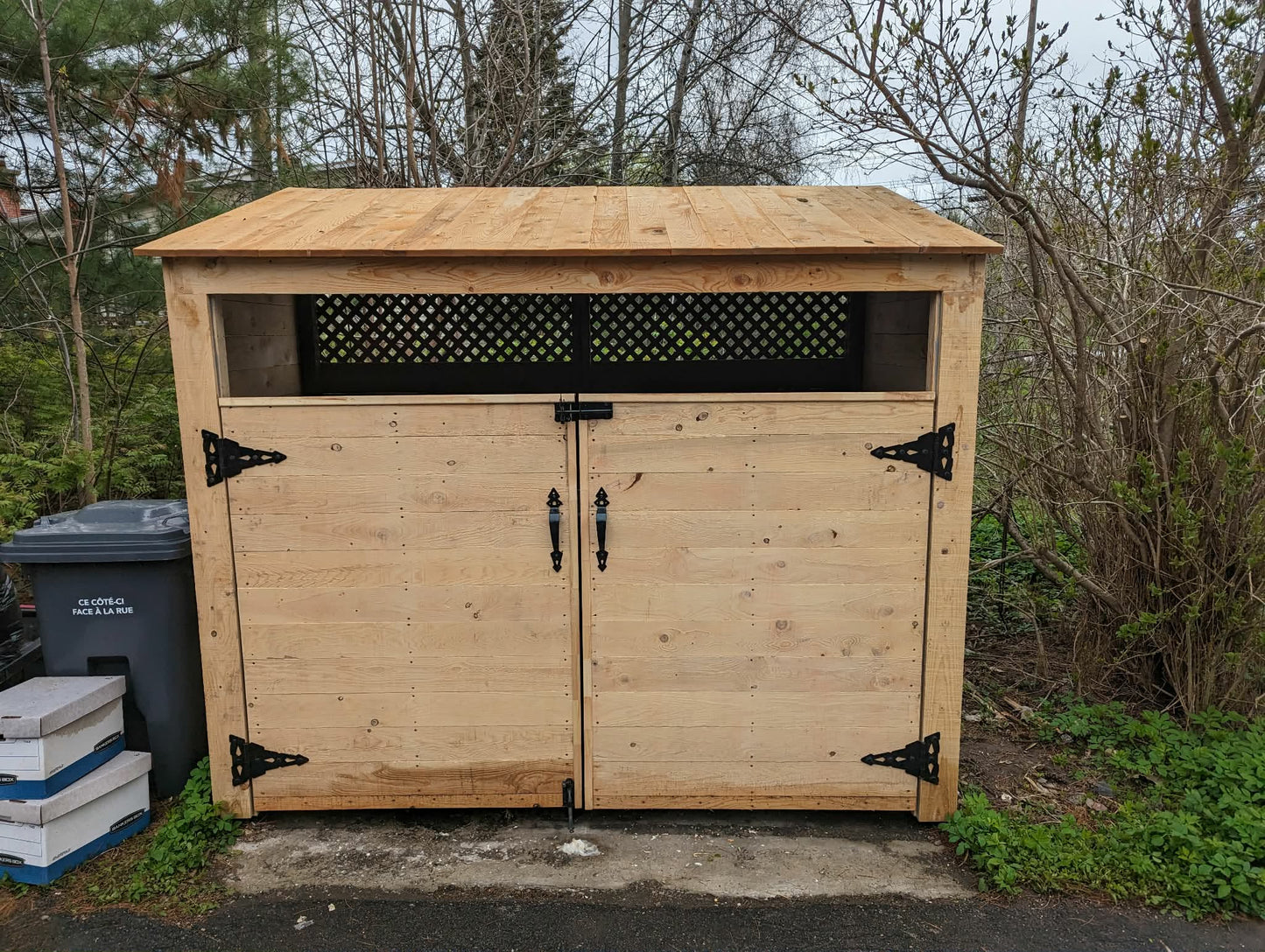 Planche de pruche 1x5x8 à 6$ la planche. -  Parfait pour bacs de jardinage, cloture, revêtement de cabanon ou autre.  - Le bois n'est pas sec.  - Possibilité d'avoir d'autres format sur commande. - Livraison possible avec supplément