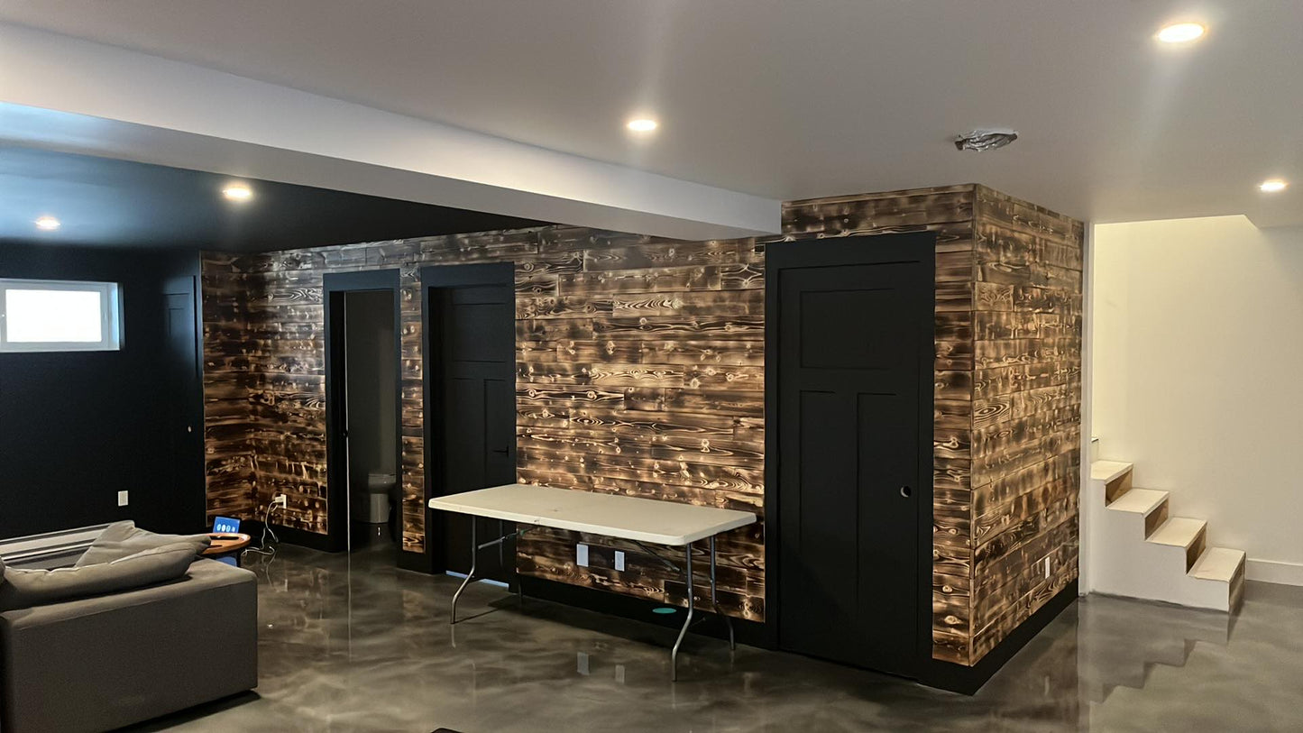Planches de bois recyclés brulées à la torche 5 1/4" de large par 4 pied de long. prix au pied carré