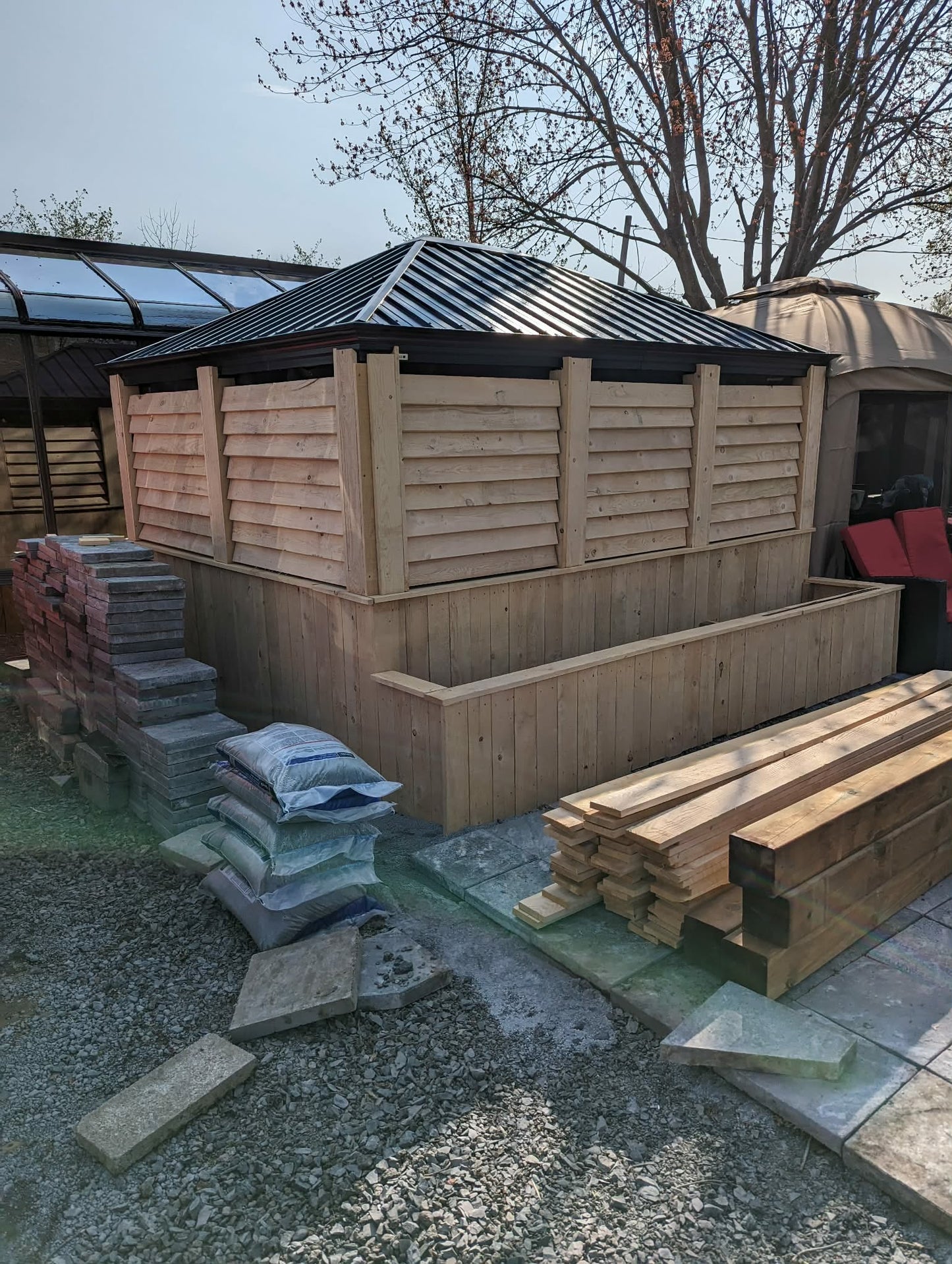 Planche de pruche 1x5x8 à 6$ la planche. -  Parfait pour bacs de jardinage, cloture, revêtement de cabanon ou autre.  - Le bois n'est pas sec.  - Possibilité d'avoir d'autres format sur commande. - Livraison possible avec supplément
