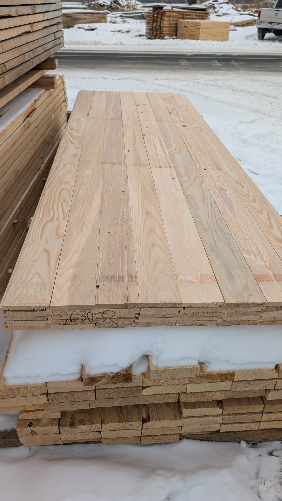 Planches embouvettées (mi-joint) dispo dans les finies/dimensions suivantes.  2,30$ le pied carré dans le 1x5 fini rough. 2,50$ dans le 1x5 fini plané 1 face. 2,50$ le pied carré 1x6 ou 1x8 fini rough. 2,75$ le pied carré 1x6 ou 1x8 fini plané 1 face.