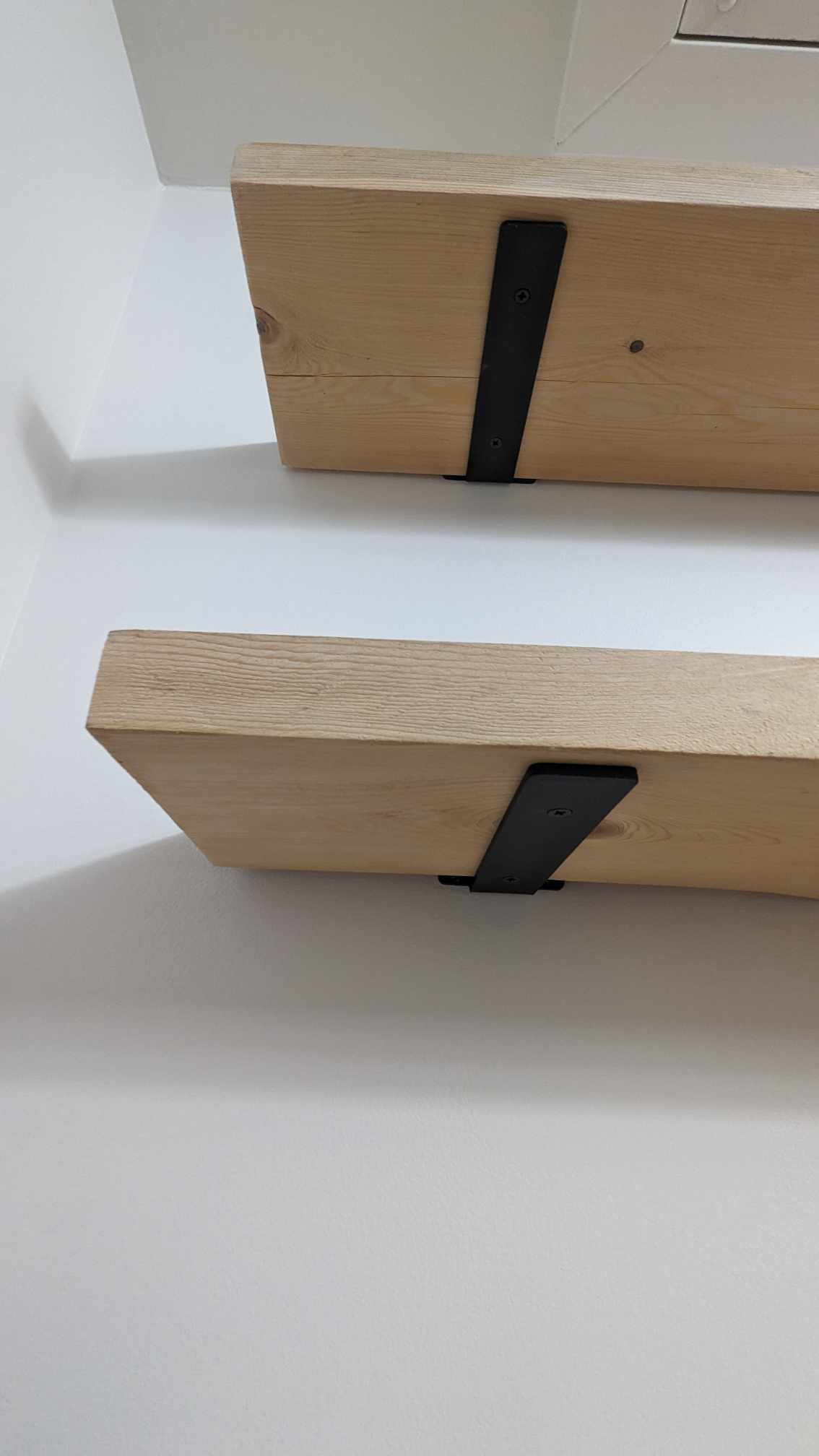 Tablette massive en pruche.  Épaisseur de 1 3/4" et largeur de 9 3/4"  Disponible dans le fini sablé ou plané.  Possible d'avoir le fini brûlé à la torche avec supplément.  10$ le pied linéaire.  Autres largeurs aussi disponibles sur commande.