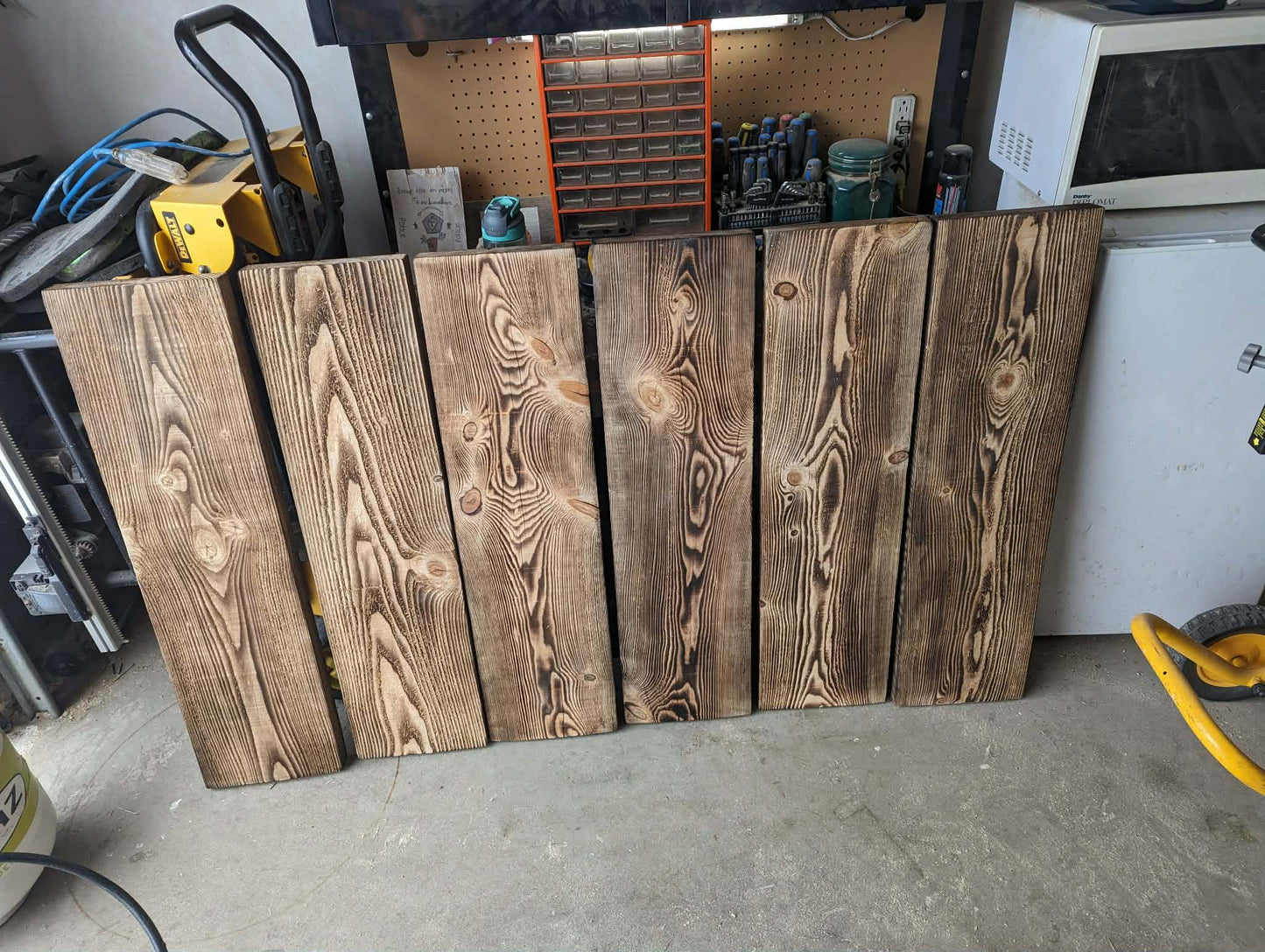 Tablette massive en pruche.  Épaisseur de 1 3/4" et largeur de 9 3/4"  Disponible dans le fini sablé ou plané.  Possible d'avoir le fini brûlé à la torche avec supplément.  10$ le pied linéaire.  Autres largeurs aussi disponibles sur commande.