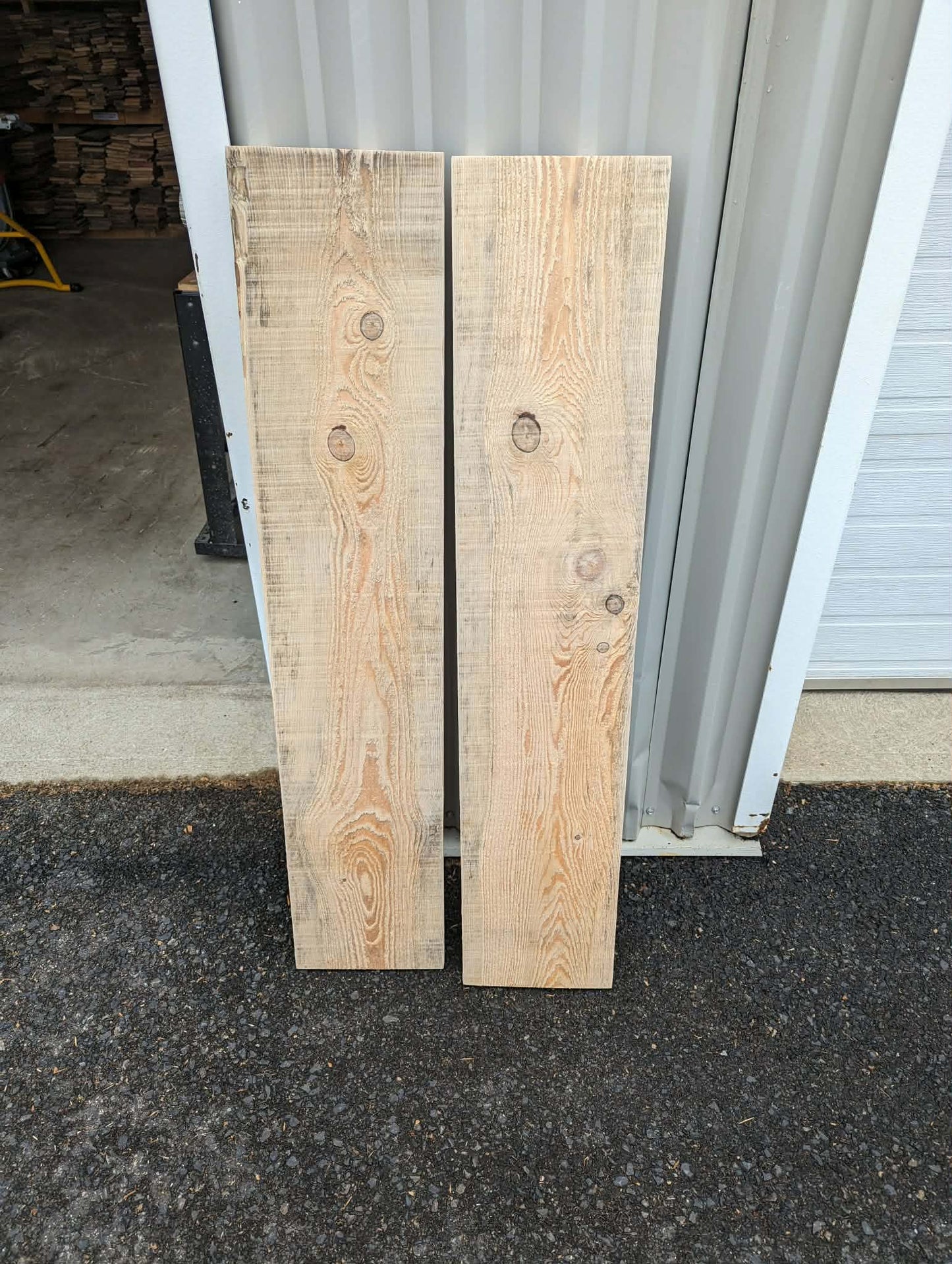 Tablette massive en pruche.  Épaisseur de 1 3/4" et largeur de 9 3/4"  Disponible dans le fini sablé ou plané.  Possible d'avoir le fini brûlé à la torche avec supplément.  10$ le pied linéaire.  Autres largeurs aussi disponibles sur commande.