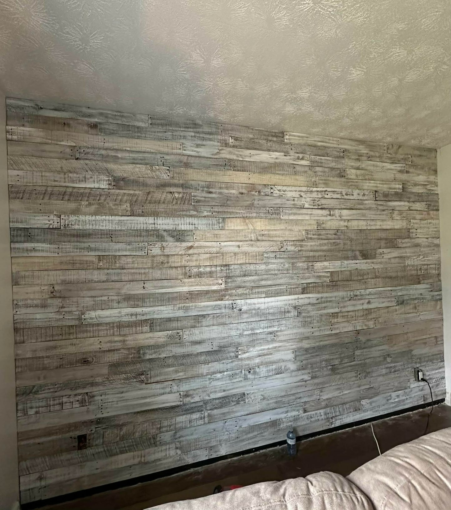 Planches de bois recyclées blanchies 3 1/2 " de large par 40 " de long (en moyenne) prix au pied carré