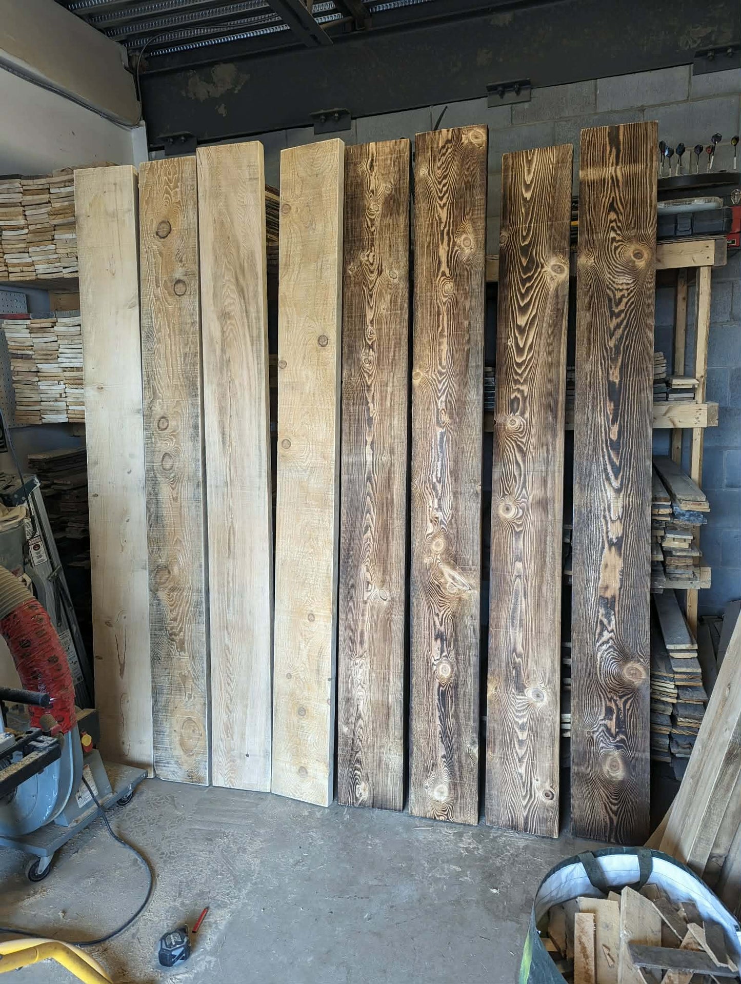 Tablette massive en pruche.  Épaisseur de 1 3/4" et largeur de 9 3/4"  Disponible dans le fini sablé ou plané.  Possible d'avoir le fini brûlé à la torche avec supplément.  10$ le pied linéaire.  Autres largeurs aussi disponibles sur commande.