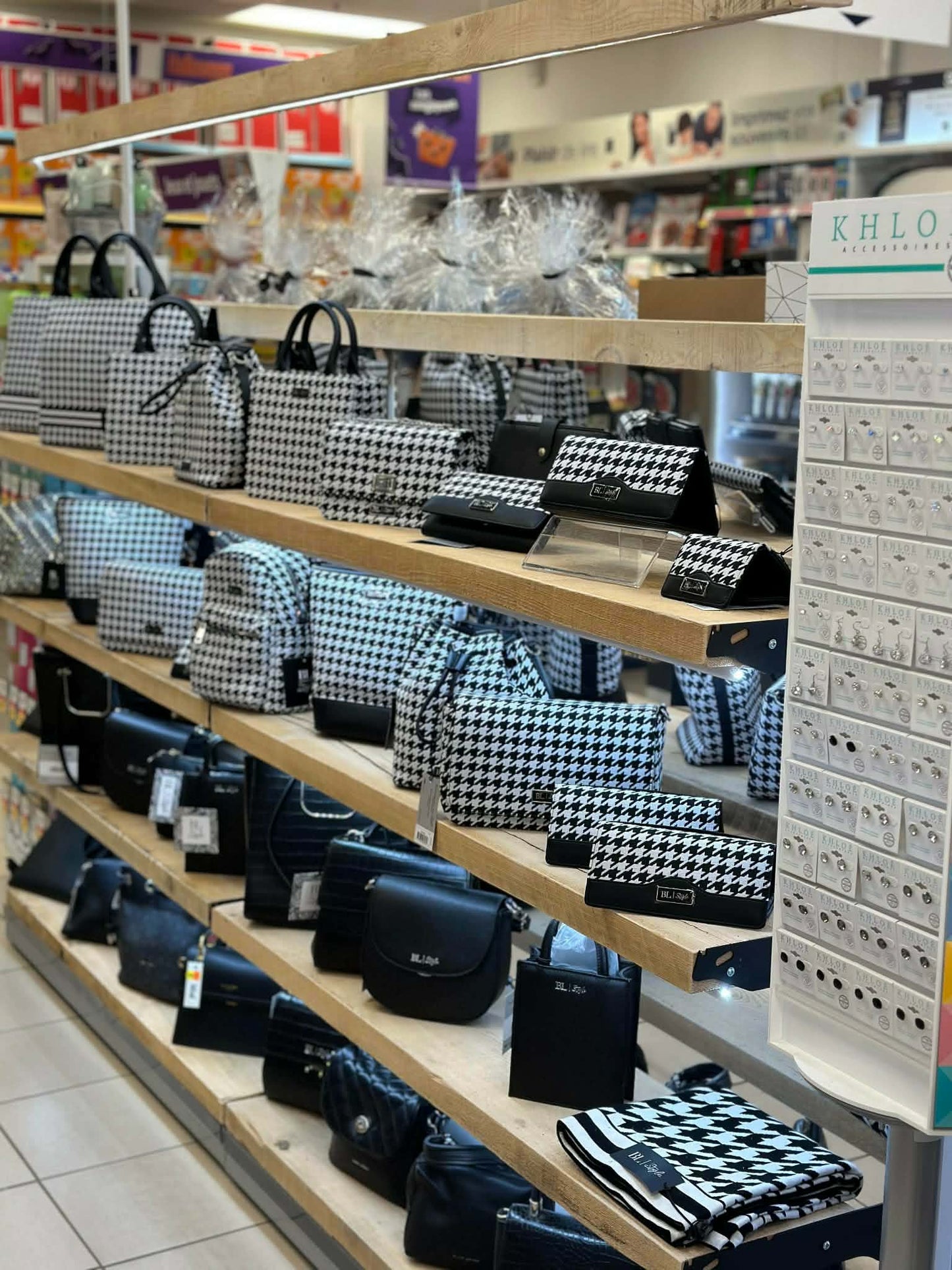 Tablette massive en pruche.  Épaisseur de 1 3/4" et largeur de 9 3/4"  Disponible dans le fini sablé ou plané.  Possible d'avoir le fini brûlé à la torche avec supplément.  10$ le pied linéaire.  Autres largeurs aussi disponibles sur commande.