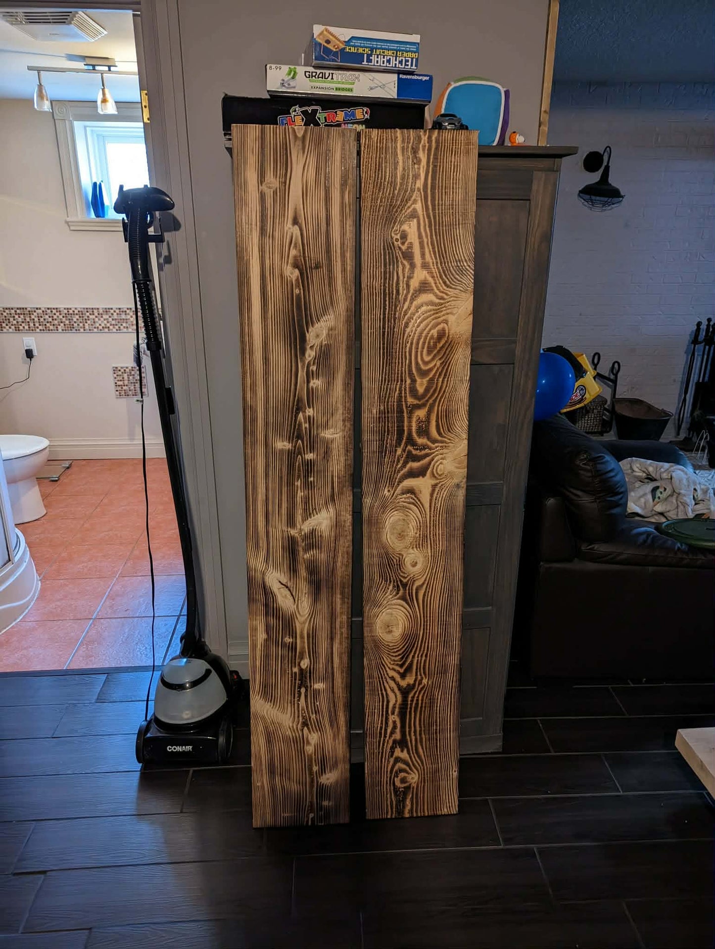 Tablette massive en pruche.  Épaisseur de 1 3/4" et largeur de 9 3/4"  Disponible dans le fini sablé ou plané.  Possible d'avoir le fini brûlé à la torche avec supplément.  10$ le pied linéaire.  Autres largeurs aussi disponibles sur commande.