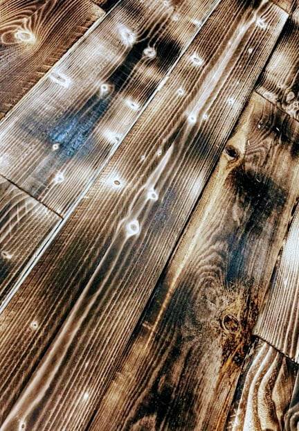 Planches de bois recyclés brulées à la torche 5 1/4" de large par 4 pied de long. prix au pied carré