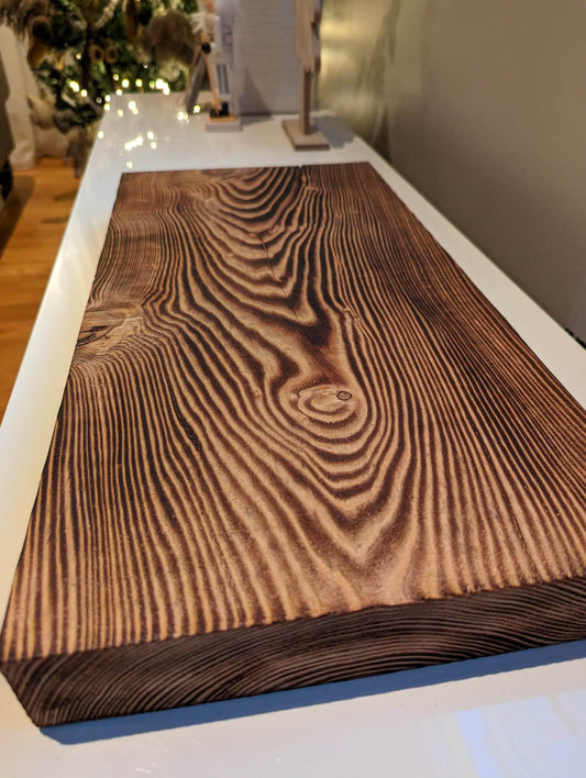 Tablette massive en pruche. Tablette de 2" d'épaisseur par 10" de largeur. Disponible avec le fini naturel ou brulé à la torche. Le tout sablé et huilé.
